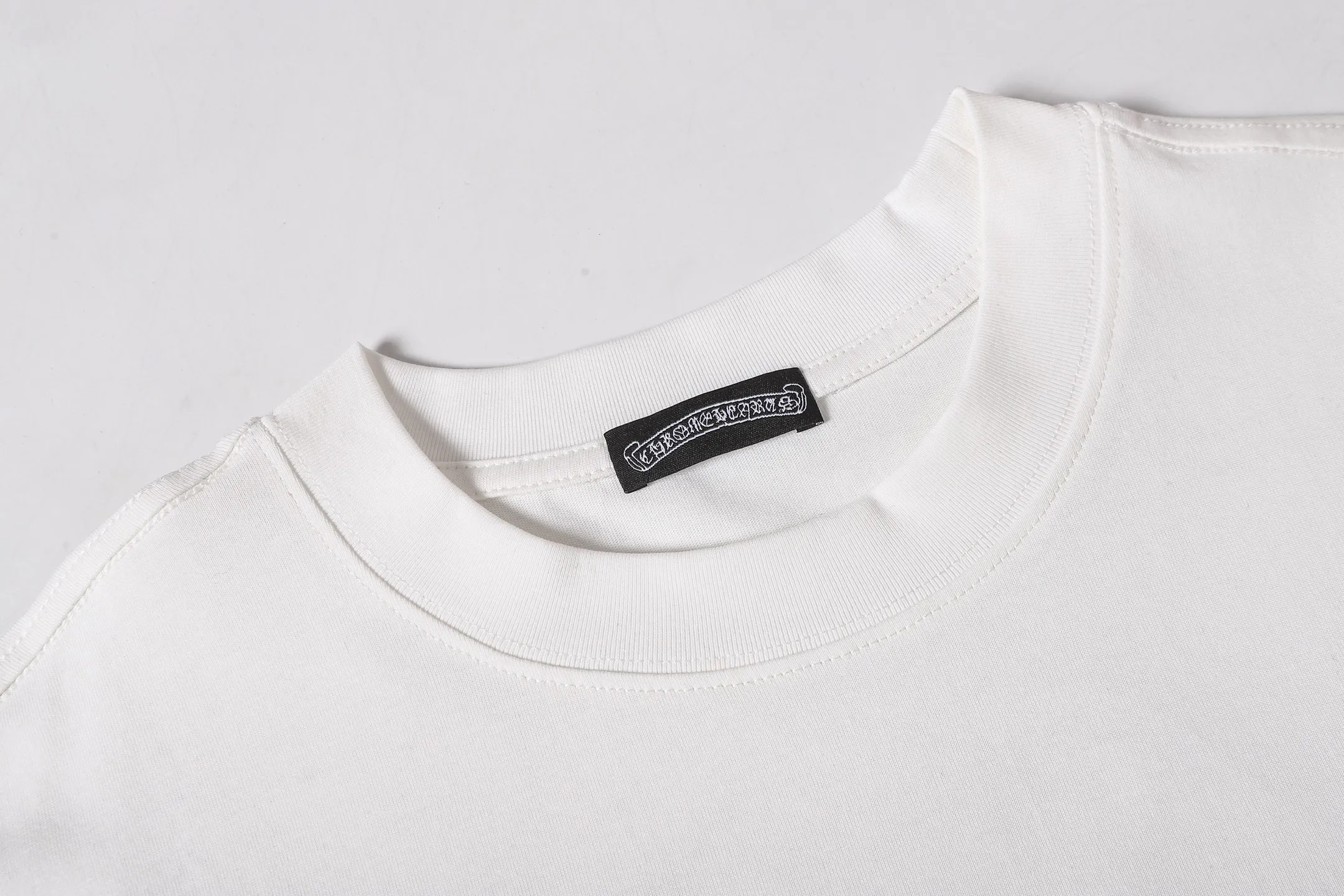 P160 Chrome Hearts CH Chrome Hearts Heavy Industry patch embroidered cross ✝️Short-sleeved T-shirt Use imported Tajima machine embroidery Correctly configured Black 2025 Chrome Hearts nylon bag authentic packaging 260 grams of custom-dyed double-yarn cotton Large version Loose and stylish Differentiated from low version slim and long version The upper body pulls the hips 100% commitment: top quality Do not make fast food The highest version on the market Top quality - different from those ordinary versions on the market If you care about quality, you should also respect the price. Absolutely 0 after-sales service and 0 return rate so far. It’s hard not to love the style - 260g custom-dyed double yarn fabric - Correct high-density main mark, washed tag, hand-sewn